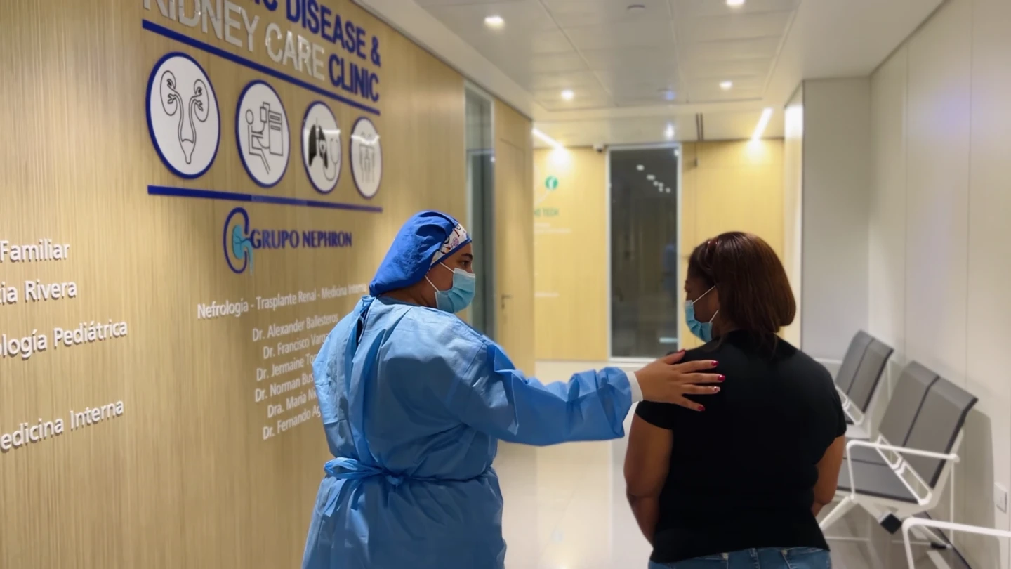 Fotograma real del equipo de Grupo Nephron acompañando a una visitante por el pasillo de la clínica.